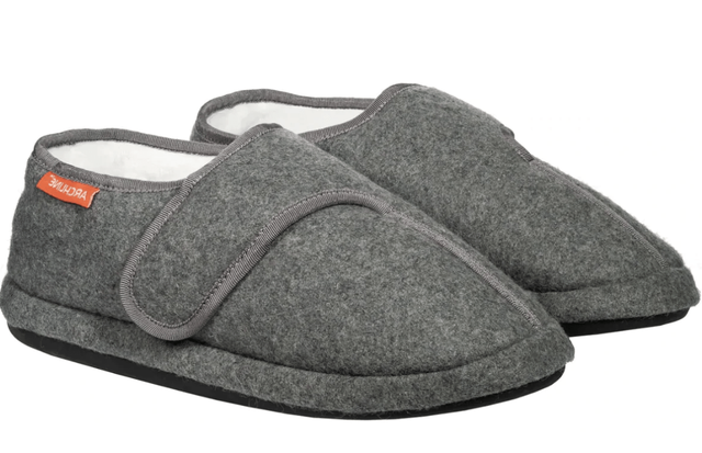 Slippers that accommodate online orthotics